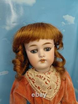 Poupée à tête en biscuit Kestner 17 168, merveilleuse robe