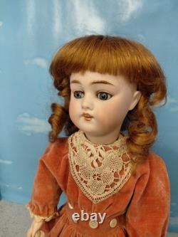 Poupée à tête en biscuit Kestner 17 168, merveilleuse robe