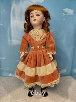 Poupée à tête en biscuit Kestner 17 168, merveilleuse robe