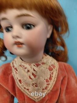Poupée à tête en biscuit Kestner 17 168, merveilleuse robe