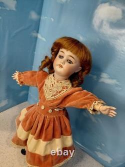 Poupée à tête en biscuit Kestner 17 168, merveilleuse robe