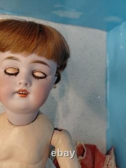 Poupée à tête en biscuit Kestner 17 168, merveilleuse robe