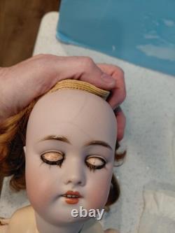 Poupée à tête en biscuit Kestner 17 168, merveilleuse robe