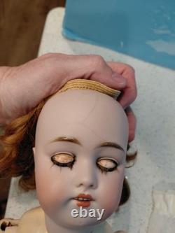 Poupée à tête en biscuit Kestner 17 168, merveilleuse robe