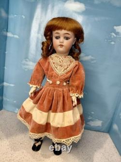 Poupée à tête en biscuit Kestner 17 168, merveilleuse robe Poupée à tête en biscuit Kestner 17 168, merveilleuse robe