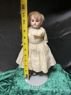 Poupée allemande ancienne Armand Marseille à tête en biscuit de 12 pouces avec vêtements d'origine