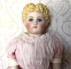 Poupée allemande antique avec œil en verre, tête en parian par Kling