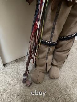 Poupée amérindienne en porcelaine vintage de 4 pieds avec une maison pour canard, héritage numéroté en édition limitée