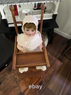 Poupée ancienne JD Kestner 257 9 bébé dans une chaise haute