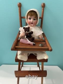 Poupée ancienne JD Kestner 257 9 bébé dans une chaise haute