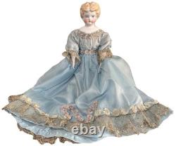 Poupée ancienne allemande blonde à front bas en porcelaine, robe en soie bleue à sequins