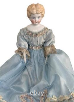 Poupée ancienne allemande blonde à front bas en porcelaine, robe en soie bleue à sequins