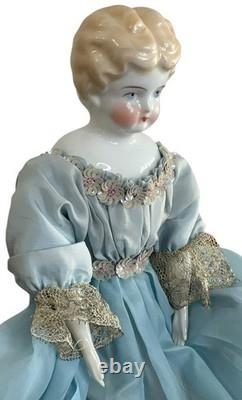 Poupée ancienne allemande blonde à front bas en porcelaine, robe en soie bleue à sequins