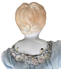Poupée ancienne allemande blonde à front bas en porcelaine, robe en soie bleue à sequins