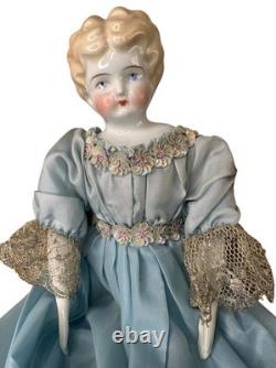 Poupée ancienne allemande blonde à front bas en porcelaine, robe en soie bleue à sequins