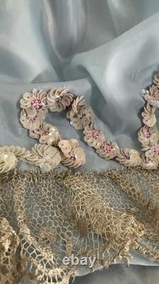 Poupée ancienne allemande blonde à front bas en porcelaine, robe en soie bleue à sequins