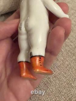 Poupée ancienne en porcelaine Frozen Charlie de 4,25 pouces, bottes orange, époque de la guerre de Sécession, vers les années 1860