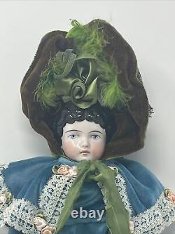 Poupée ancienne en porcelaine Kling avec tête en porcelaine de Chine, cheveux noirs, corps en tissu n°189.