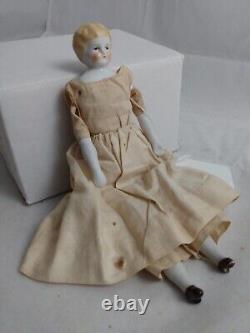 Poupée ancienne en porcelaine à tête blonde 7.75 Hertwig Lowbrow habillée en Allemagne vers 1900