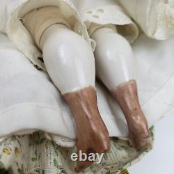 Poupée ancienne en porcelaine allemande avec tête et corps en tissu à bas front, membres en porcelaine, de 16 pouces.