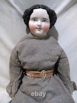 Poupée ancienne en porcelaine avec tête sur les épaules, fille en robe de prairie ancienne, 34 pouces de haut, des années 1880.