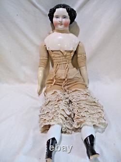 Poupée ancienne en porcelaine avec tête sur les épaules, fille en robe de prairie ancienne, 34 pouces de haut, des années 1880.