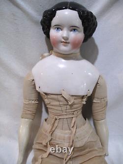 Poupée ancienne en porcelaine avec tête sur les épaules, fille en robe de prairie ancienne, 34 pouces de haut, des années 1880.