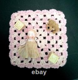 Poupée antique allemande en biscuit intégral Hertwig Candy Baby avec accessoires, miniature pour maison de poupée