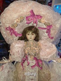 Poupée antique de reproduction en satin rose victorien Jumeau de Pat Loveless