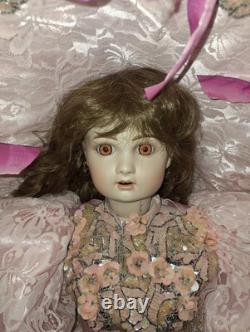 Poupée antique de reproduction en satin rose victorien Jumeau de Pat Loveless