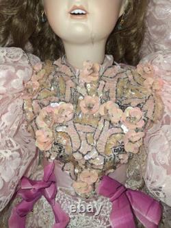 Poupée antique de reproduction en satin rose victorien Jumeau de Pat Loveless