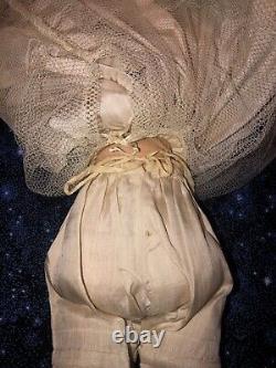 Poupée antique en porcelaine de Chine n°5 avec tête, corps en tissu et bras jambes