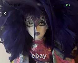 Poupée arlequin vintage en porcelaine avec coiffe à plumes violettes, très grande, état neuf