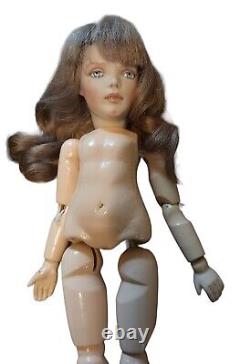 Poupée articulée en porcelaine Kathy Redmond avec cheveux humains et perruque blonde cendrée, bois 14, de collection de 1985.
