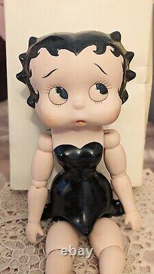 Poupée articulée en porcelaine/bisque Betty Boop de 1982 en robe noire vintage rare.