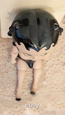 Poupée articulée en porcelaine/bisque Betty Boop de 1982 en robe noire vintage rare.