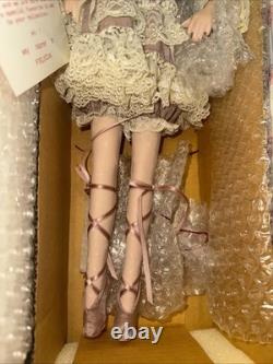 Poupée ballerine Felicia en porcelaine avec design vintage exclusif, signature. Neuf dans sa boîte.