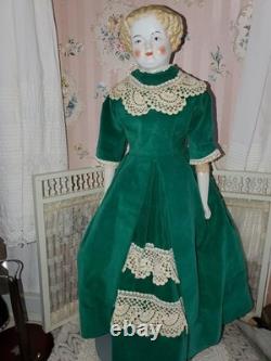 Poupée blonde ancienne à tête d’épaule en porcelaine, haut de tête plat 24, A A Gralnick