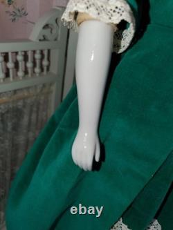 Poupée blonde ancienne à tête d’épaule en porcelaine, haut de tête plat 24, A A Gralnick