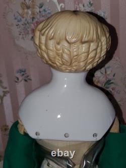 Poupée blonde ancienne à tête d’épaule en porcelaine, haut de tête plat 24, A A Gralnick