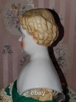 Poupée blonde ancienne à tête d’épaule en porcelaine, haut de tête plat 24, A A Gralnick