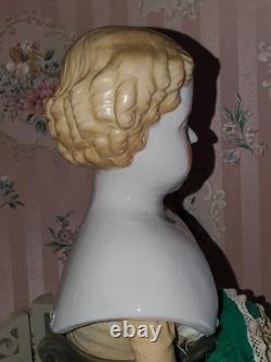 Poupée blonde ancienne à tête d’épaule en porcelaine, haut de tête plat 24, A A Gralnick