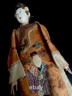 Poupée d'opéra en porcelaine et soie japonaise antique 1890