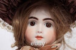 Poupée de 15 pouces en porcelaine vintage signée, habillée à la main dans le style victorien avec des dentelles