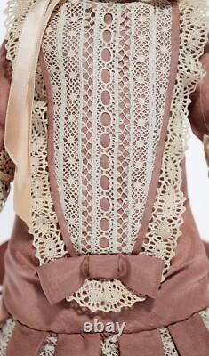 Poupée de 15 pouces en porcelaine vintage signée, habillée à la main dans le style victorien avec des dentelles