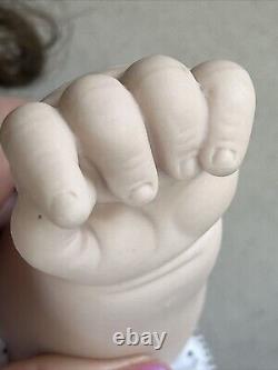 Poupée de bébé en porcelaine vintage de grande taille 22' avec corps en tissu lourd, cheveux bruns et faits main