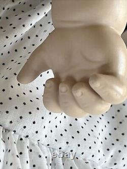 Poupée de bébé en porcelaine vintage de grande taille 22' avec corps en tissu lourd, cheveux bruns et faits main