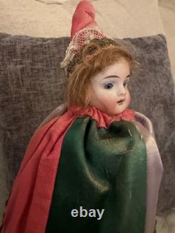 Poupée de clown en marotte musicale en biscuit allemand antique, cloches, costume en soie, vers 1900