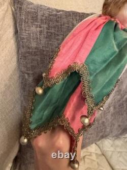 Poupée de clown en marotte musicale en biscuit allemand antique, cloches, costume en soie, vers 1900