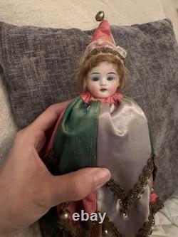 Poupée de clown en marotte musicale en biscuit allemand antique, cloches, costume en soie, vers 1900